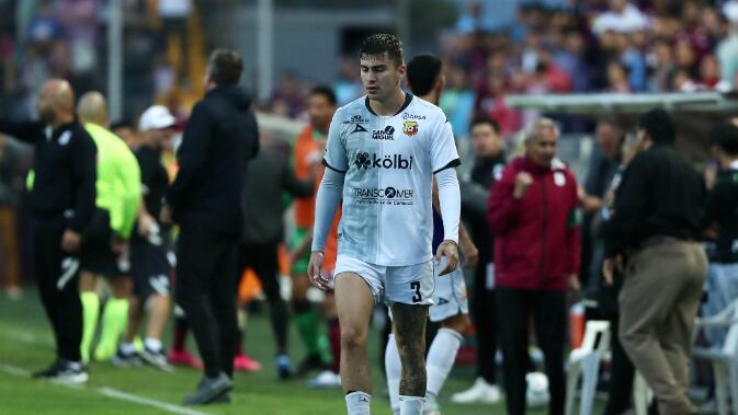 El defensor del Herediano Fernán Faerron fue expulsado en el juego contra Saprissa. José Cordero.