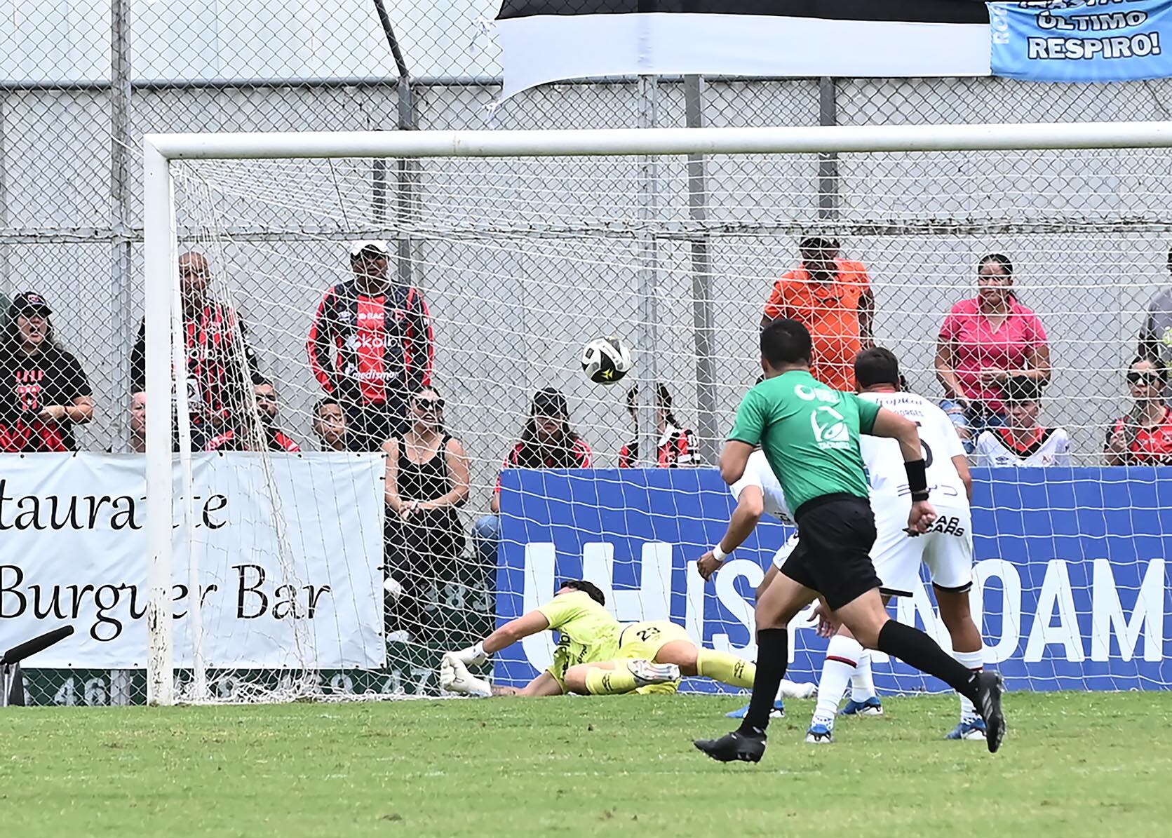 04 de mayo del 2025. Estadio de Piedades de Santa Ana. 11:00 hrs. Jornada 21 del Torneo de Clausura 2025 del Campeonato de Fútbol de Primera División. El equipo descendido, Santa Ana, enfrenta a la Liga Deportiva Alajuelense que disputa junto a Heredia y Cartago el primer lugar de la tabla de posiciones. El técnico manudo Oscar Ramírez presenta su propuesta que lo llevará hasta las instancias finales. En tanto el equipo de Santa Ana cumple con el programa del campeonato en dos partidos más a pesar de que ya descendió a la segunda categoría. Foto: Albert Marín