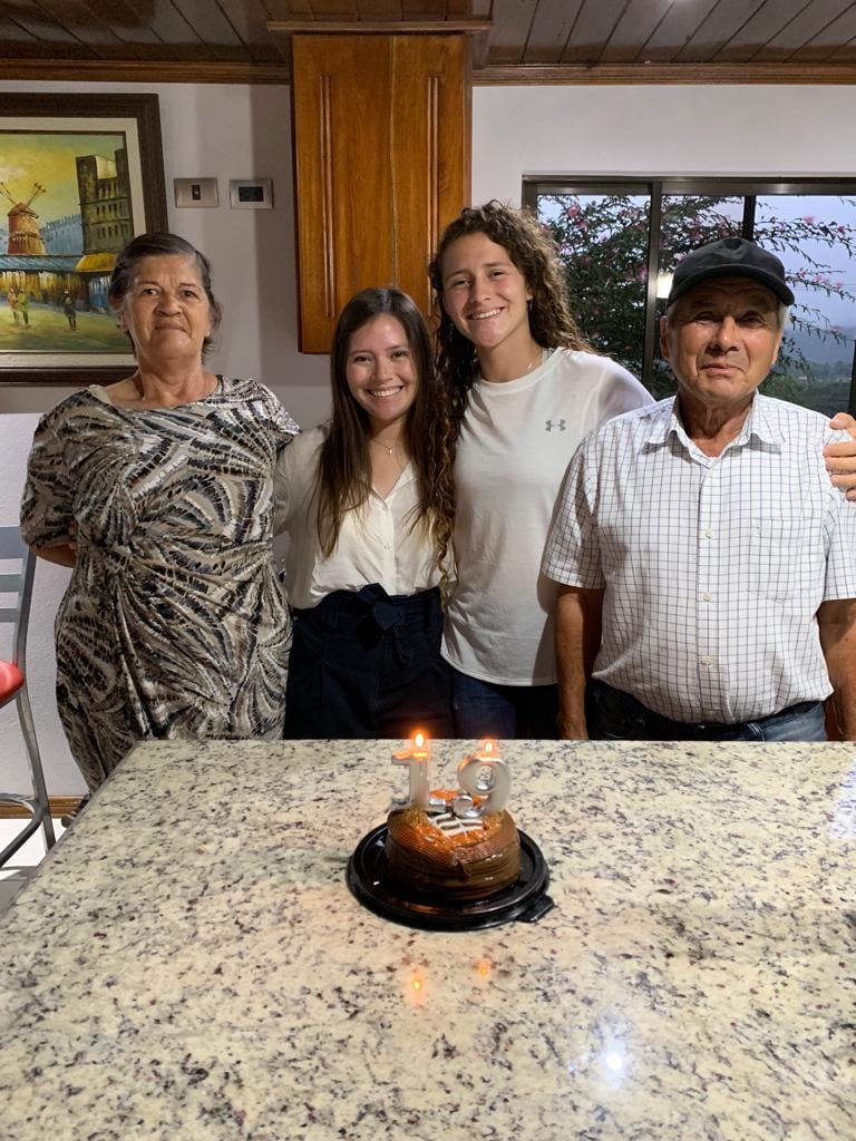 María Paula Salas con su familia, Alajuelense, campeona, triplete