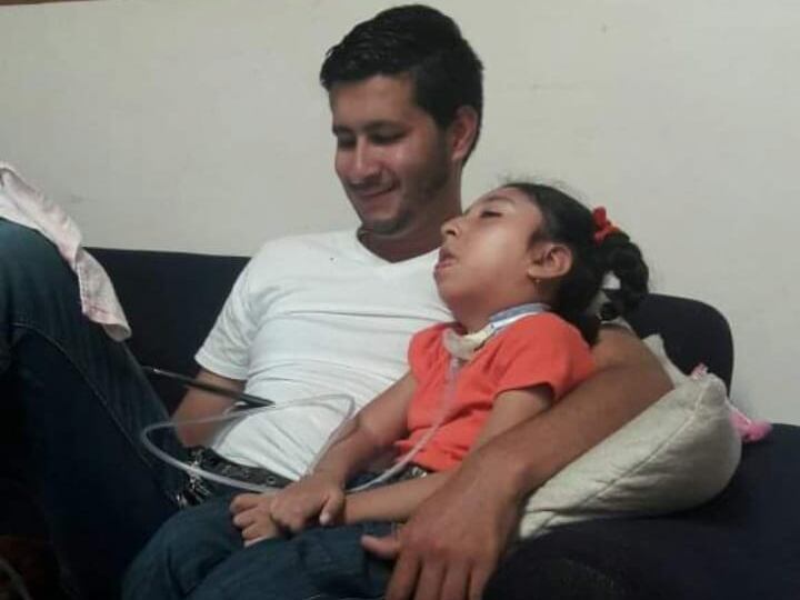 doña Evelyn Navarro (31 años), esposa de don Luis Durán (35 años) nos confesó que el golpe de la muerte de su marido, el pasado lunes 5 de junio, la tiene en un estado que no se cree lo que pasó. Entre los dos tienen cinco hijos, la mayor es Melody quien tiene 12 y el próximo 26 de julio cumple años. Ella tiene parálisis cerebral infantil. Le sigue Tomy de 10 años, Mía de 6 años y los menores son Andy de 5 años y Thiago de 2. Los dos últimos están en valoración por autismo.