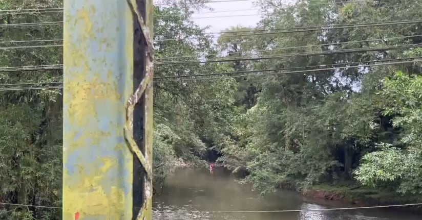 El cuerpo del joven fue encontrado poco después de ser arrastrado por el río. Foto STV Sarapiquí TV.