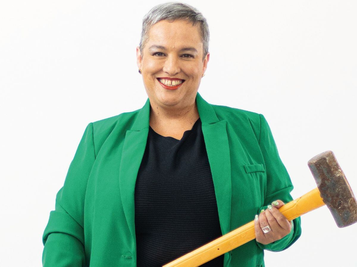 Carolina Delgado presentó su campaña con un mazo en la mano.