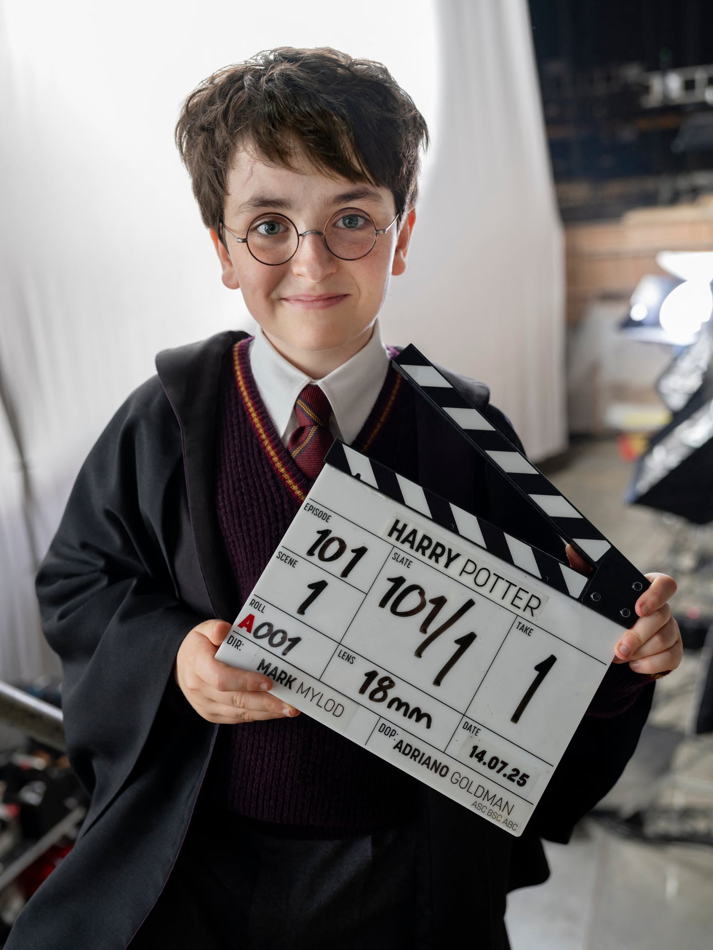 Esta foto de distribución sin ubicación, publicada por HBO el 14 de julio de 2025, muestra al actor escocés Dominic McLaughlin como Harry Potter.
El rodaje de una serie de televisión de Harry Potter comenzó y su estreno está previsto para 2027, lo que llevará por primera vez el éxito de Hollywood a la pantalla chica. Adaptada de los libros de enorme popularidad, que también dieron lugar a películas taquilleras y espectáculos teatrales, la más reciente entrega del niño que sobrevivió se filma en los estudios Warner Bros. en Leavesden, Reino Unido, informó el estudio el 14 de julio de 2025.
(Foto de Aidan MONAGHAN / HBO / AFP) / USO EXCLUSIVAMENTE EDITORIAL - CRÉDITO OBLIGATORIO “AFP PHOTO / HBO / AIDAN MONAGHAN” - PROHIBIDO SU USO EN MARKETING - PROHIBIDO EN CAMPAAÑAS PUBLICITARIAS - DISTRIBUIDA COMO SERVICIO A CLIENTES.