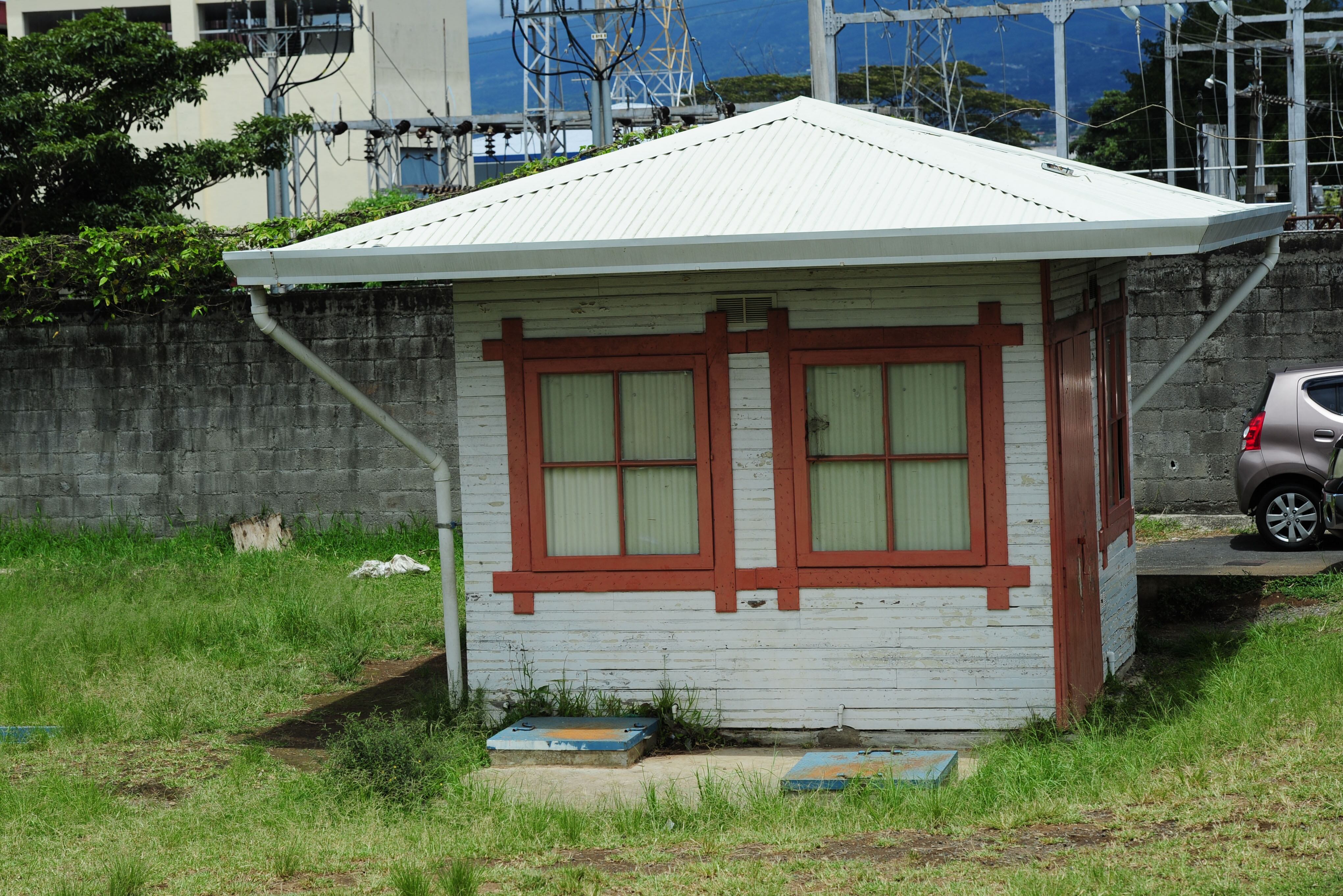 Colima de Tibás. Escuela Rafael Vargas Quirós, instalaciones nuevas contiguo a la planta del ICE, la antigua escuela se encontrabá en los terrenos donde pasa la circunvalación norte. Fue construida nueva gracias al dinero que prestó el BCIE para la Circunvalación Norte.