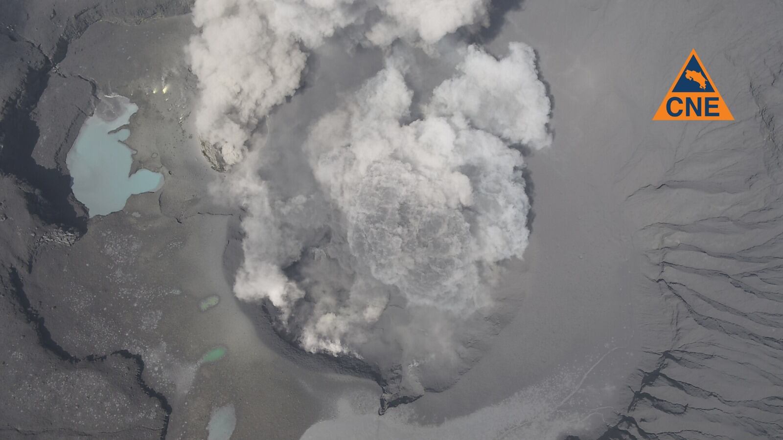 Los impresionantes estruendos que rugen desde adentro del volcán Poás quedaron grabados en un video, que compartió la Comisión Nacional de Emergencias (CNE). Foto: CNE