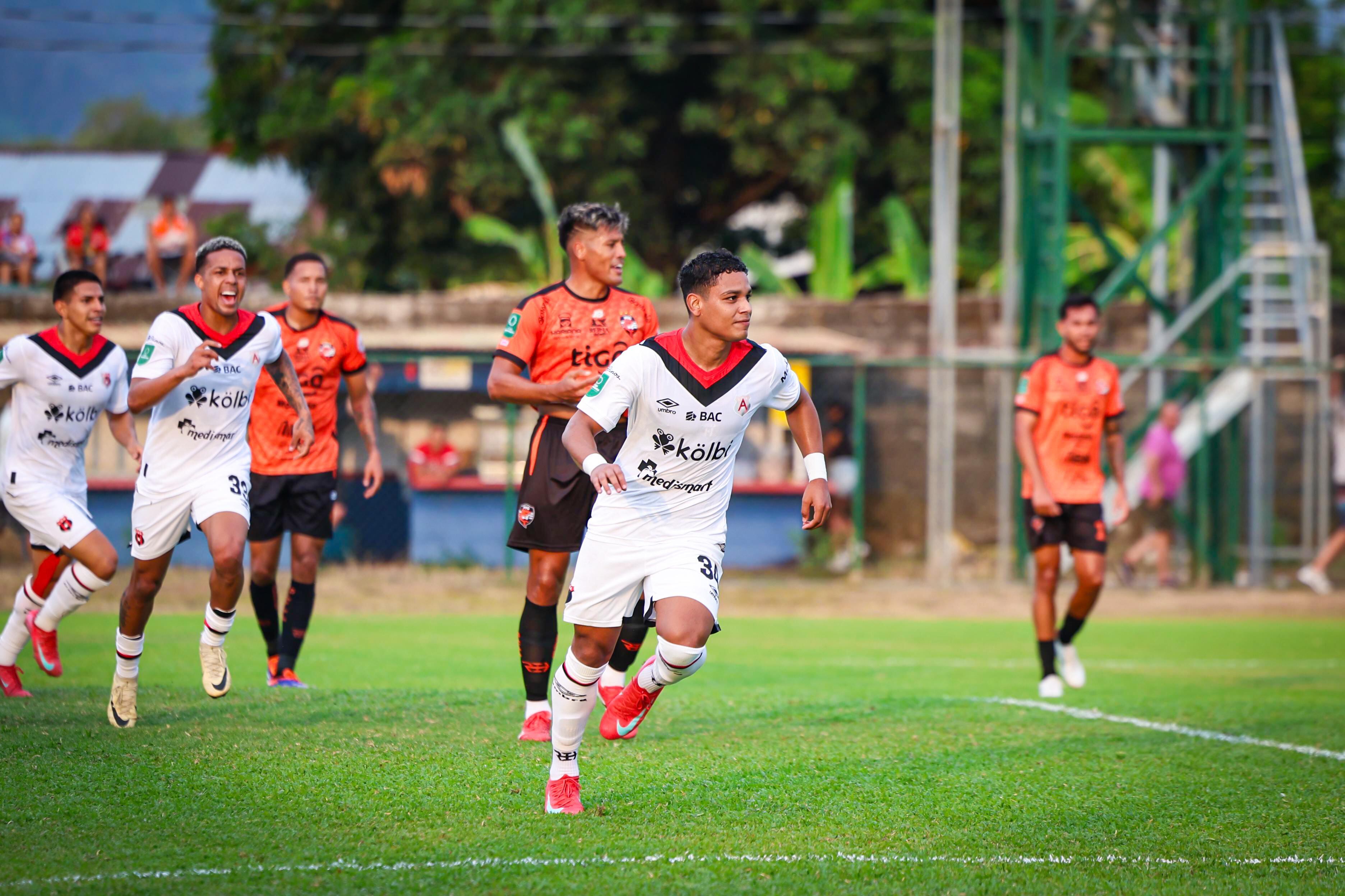 Liga Deportiva Alajuelense consiguió su primer triunfo en el regreso de Óscar Ramírez al banquillo rojinegro.