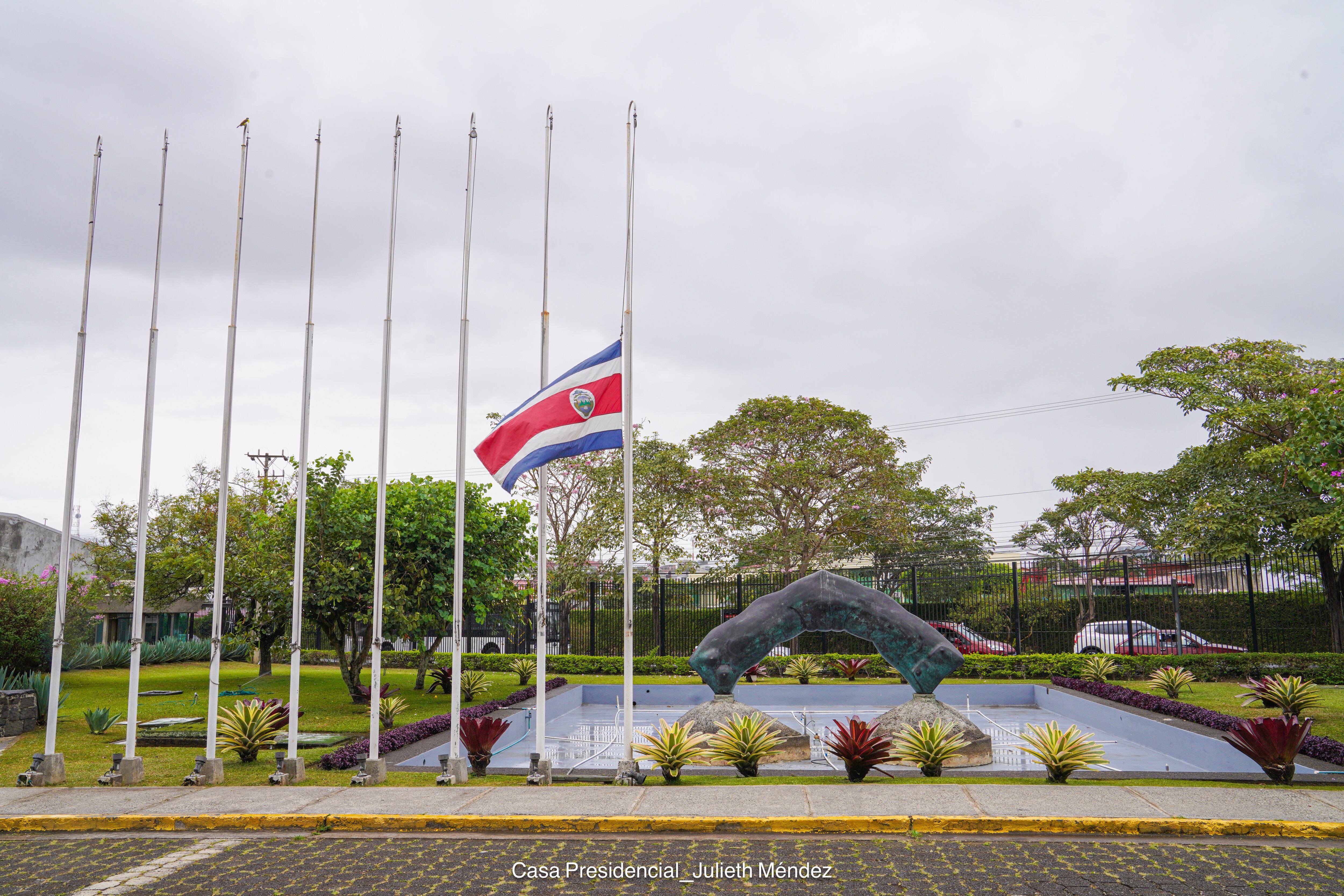 Bandera de Costa Rica a media asta en la Casa Presidencial.