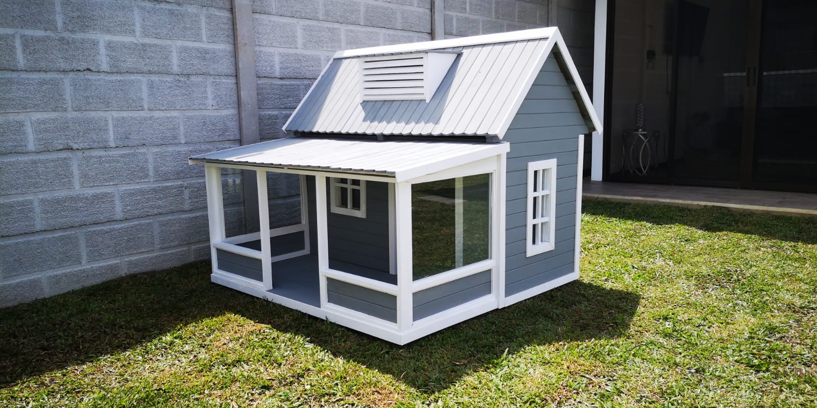 Roberto Méndez hace unas casas para perros preciosas