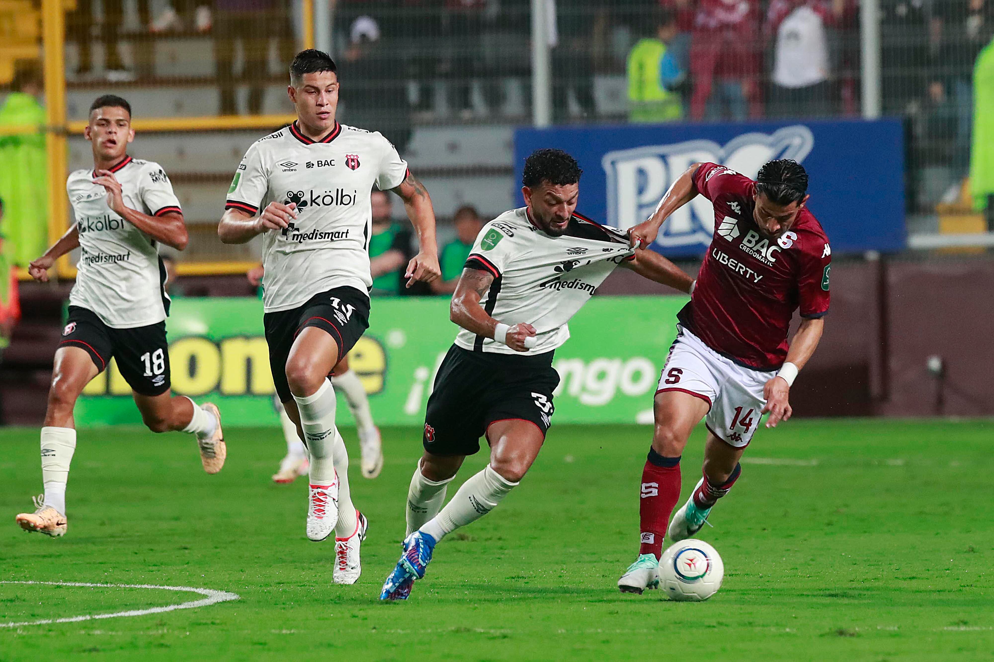 04/11/2023      Estadio Ricardo Saprissa, Tibás. El Deportivo Saprissa recibió a la Liga Deportiva Alajuelense, en una nueva versión del Clásico Nacional en partido de la jornada 18, Torneo de Apertura, Liga Promérica 2023.