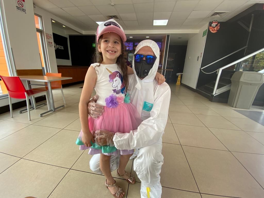 Tráfico se reencontró con su hija a la que no veía hace un mes. Foto cortesía Pegando Porte y La Vara.
