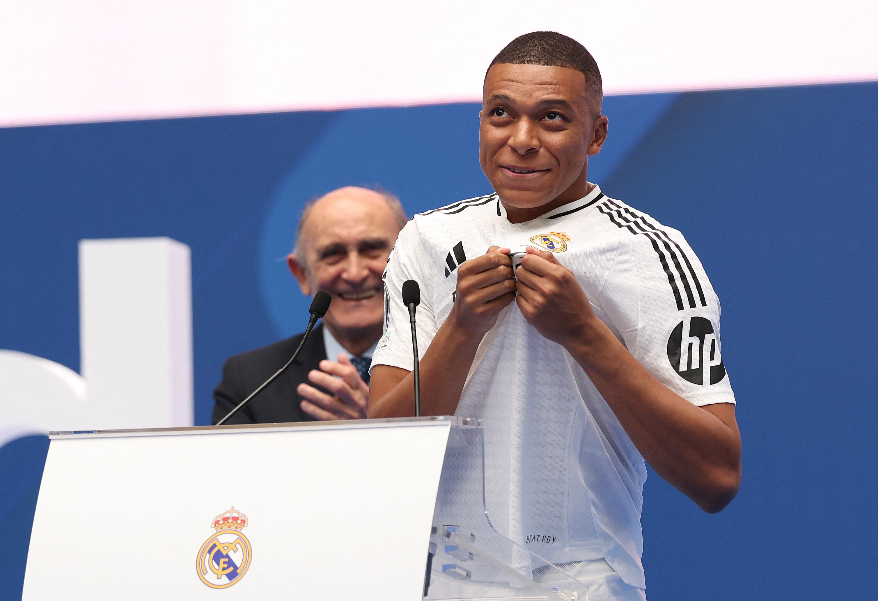 Kylian Mbappé promete dar la vida por el Real Madrid en su presentación oficial ante miles de seguidores en el Santiago Bernabéu.