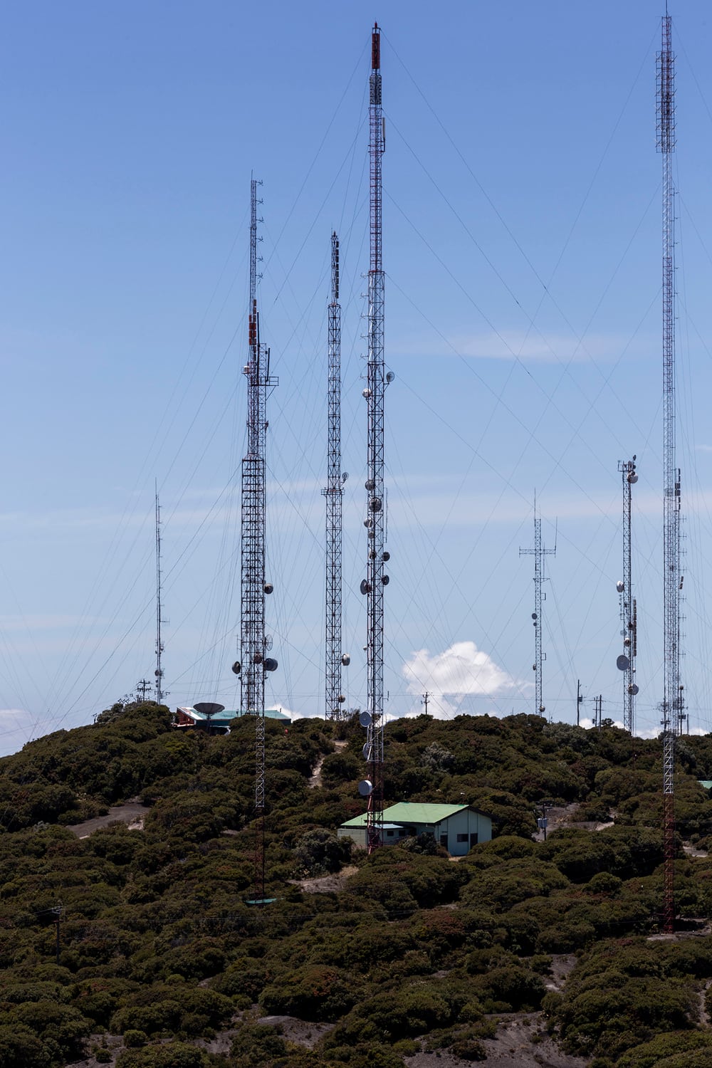 La precariedad de un grupo de trabajadores que da mantenimiento a las torres de transmisión de radio y televisión en la cima del volcán Irazú es captada por medio de la palabra y la fotografía por Paulo Ruiz Cubillo, vulcanólogo de la Escuela Centroamericana de Geología de la Universidad de Costa Rica (UCR)