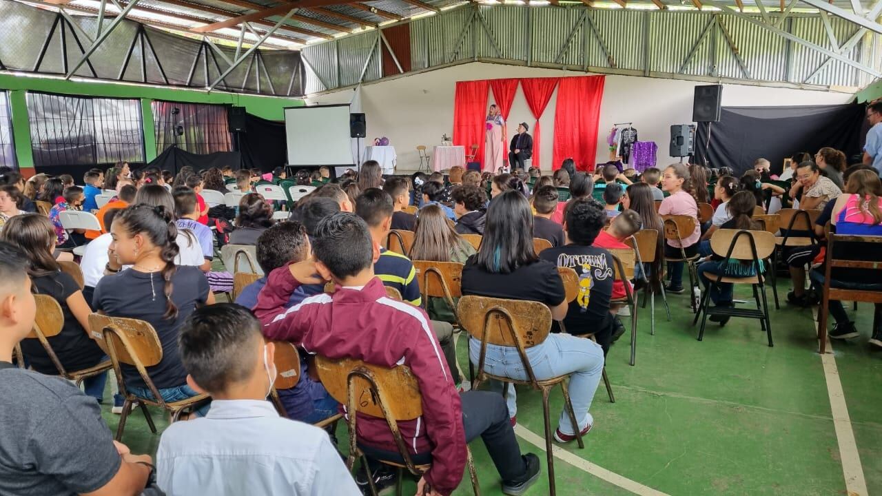 Obra de teatro en escuelas y colegios sobre educación financiera.