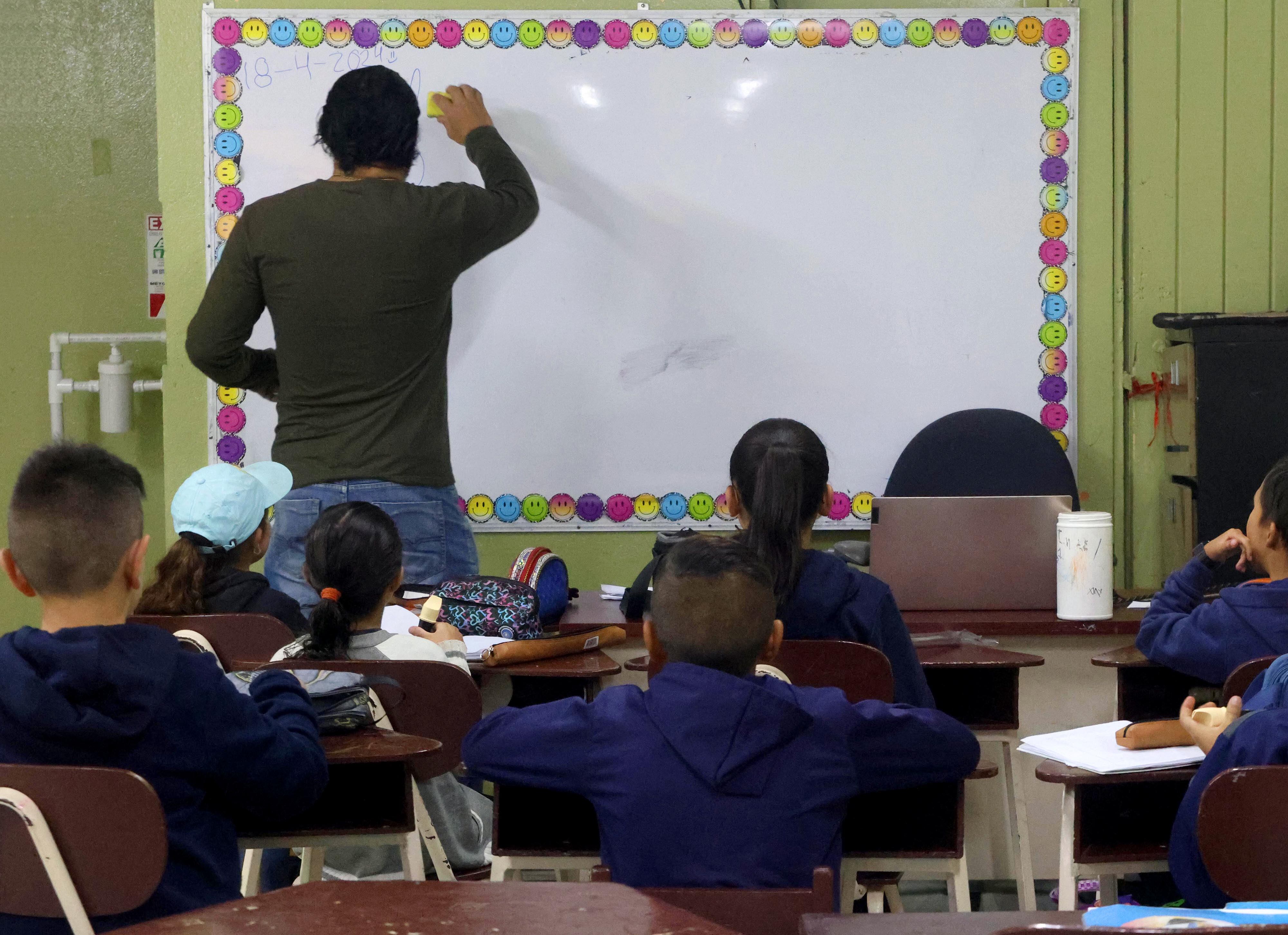 El 18 de abril del 2024 un grupo de estudiantes recibían clases en la Escuela Emilio Robert Brouca, en San Juan de Chicuá.