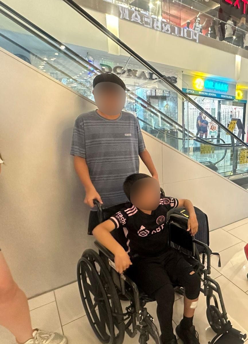 Imagen de identidad protegida de niño atacado por un perro en centro comercial