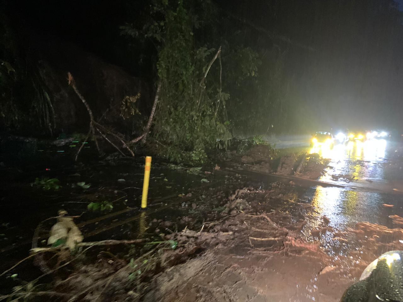 Las lluvias provocaron tres deslizamientos en la ruta 32.