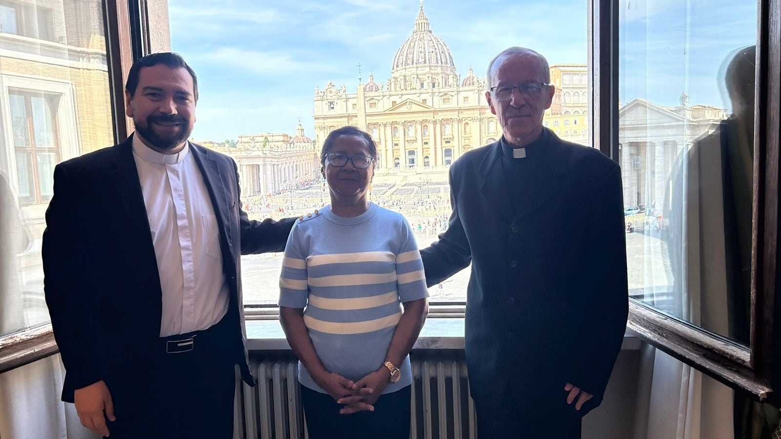 El papa Francisco bendijo a los ticos entre jícaras, café, el Negrito de Esquipulas y hasta chineó a la virgencita de los Ángeles, el pasado 26 de agosto en el Vaticano. Que nos cayera a los costarricenses la bendición papal justo para el mes de la Independencia fue obra del diácono Francisco Venegas Castro, quien ahora vive en Tilarán, pero nació y fue criado en Nandayure, Guanacaste.