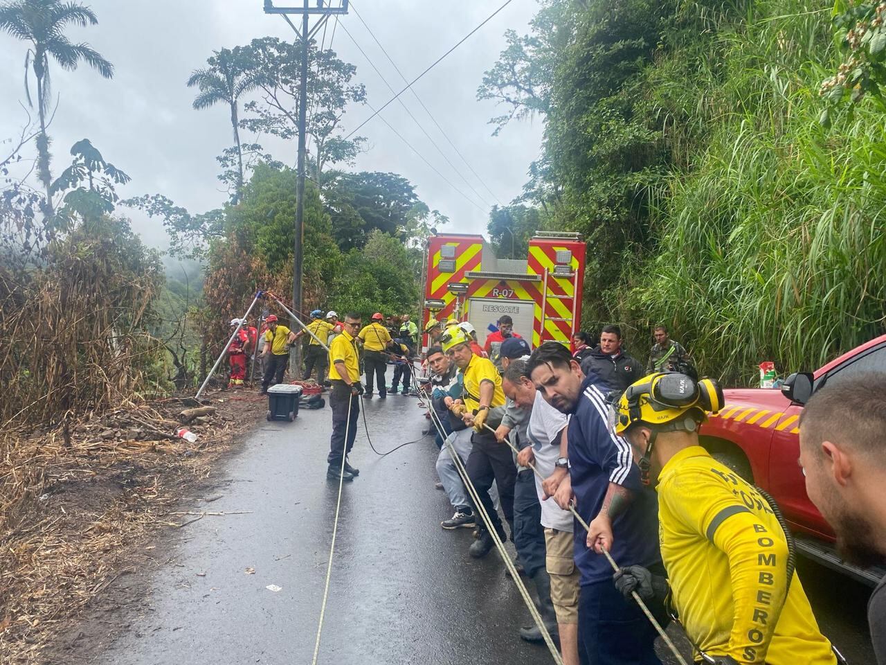Hombre muere al caer con carro a guindo en Tucurrique. Foto Bomberos.