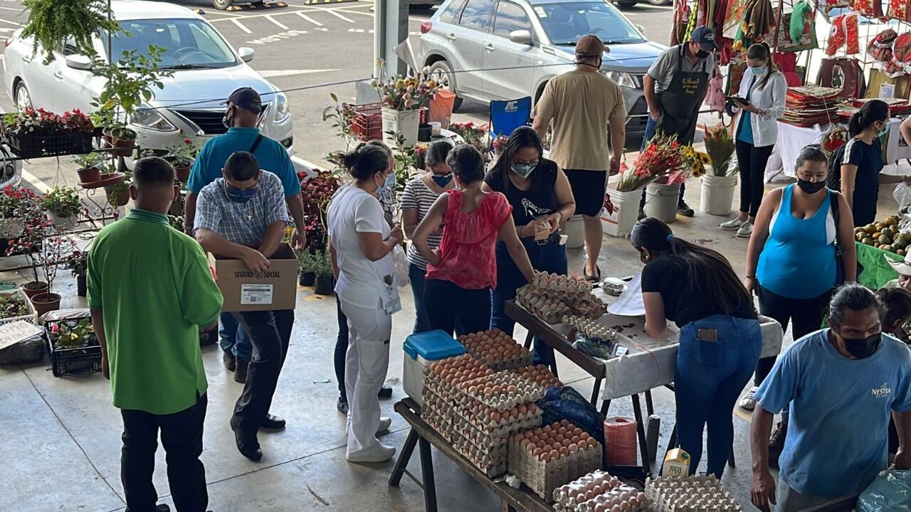 Vacunatón en la feria del agricultor de Heredia