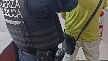 Empleados de supermercado echaron al agua a sujeto que andaba 23 tarjetas de débito robadas