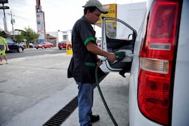 ¿Le hace daño al vehículo pasar de la gasolina regular a la súper ahora que esta será más barata?