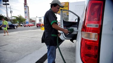 ¿Le hace daño al vehículo pasar de la gasolina regular a la súper ahora que esta será más barata?