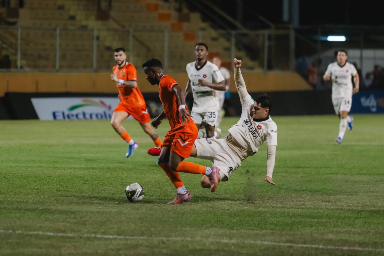 Alajuelense nunca pudo con la rapidez de Randy Taylor.