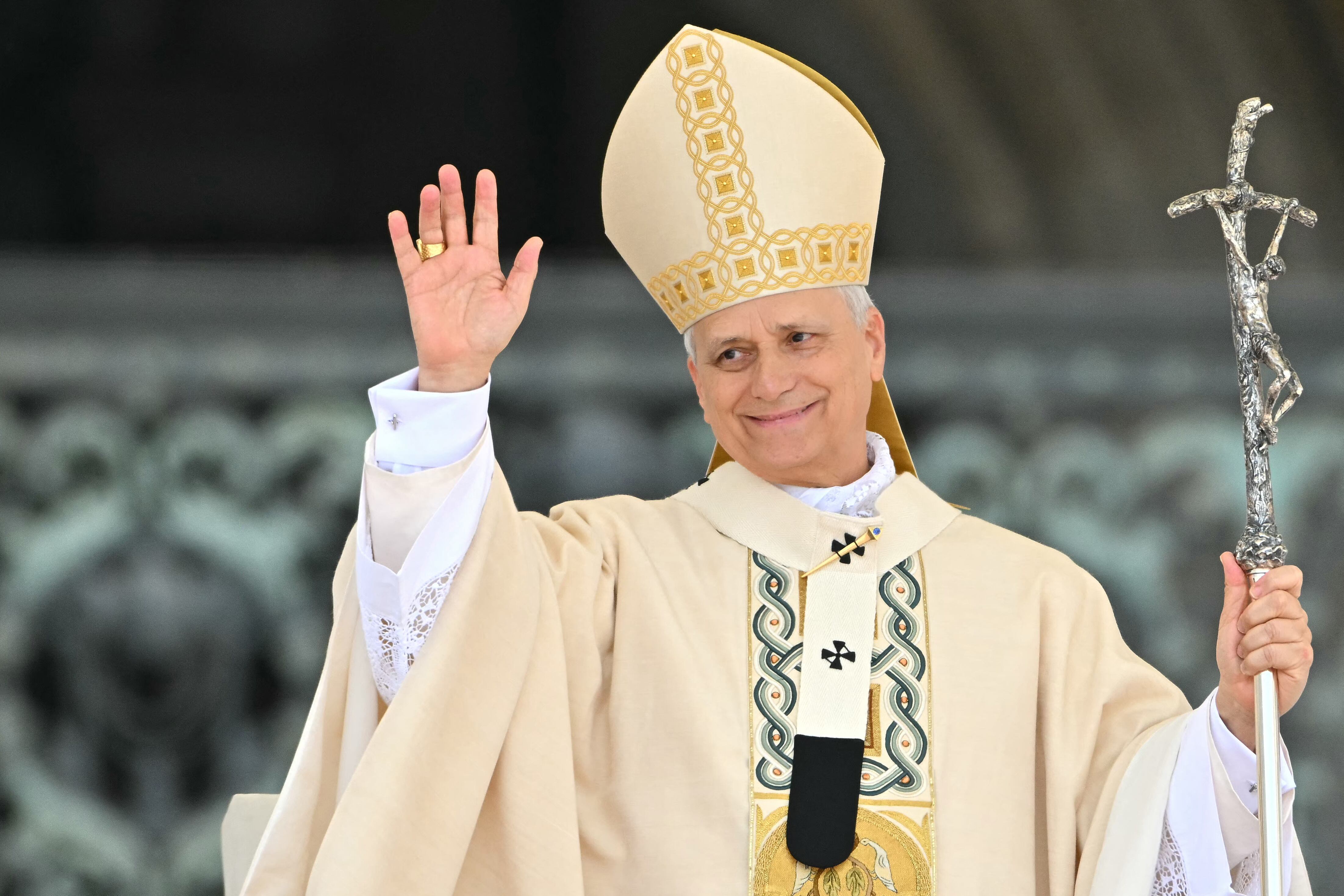 El papa León XIV saludó a los fieles en la plaza de San Pedro, en el Vaticano, tras recitar el Regina Caeli, duranta la misa de inicio de su pontificado, este domingo el 18 de mayo.