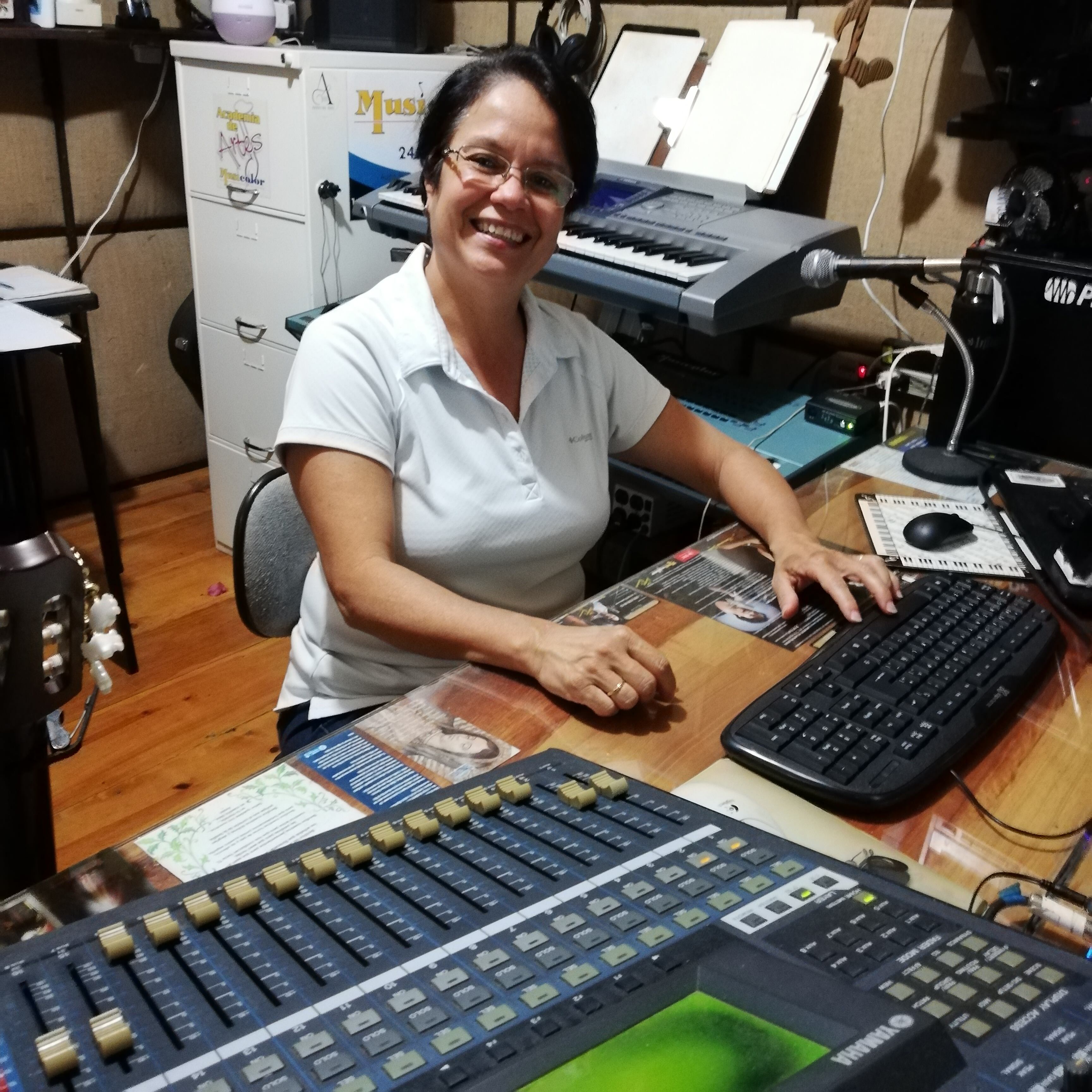 Cuatro sacerdotes de la diócesis de Ciudad Quesada están dándole duro, desde noviembre del año pasado, para tener listo un disco una semana antes de Semana Santa el cual se llamará “De la cruz a la resurrección”.  En la foto la productora general, Andreina Arce, quien es cantante y compositora.