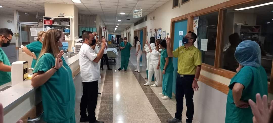 El sicólogo Paul Zamora Salgado es mejor conocido como el “Doctor Sonrisas” porque se ha enfocado en hacer reír al país desde hace más de 30 años al considerar que “la risa ayuda en lo sicológico, físico y social”