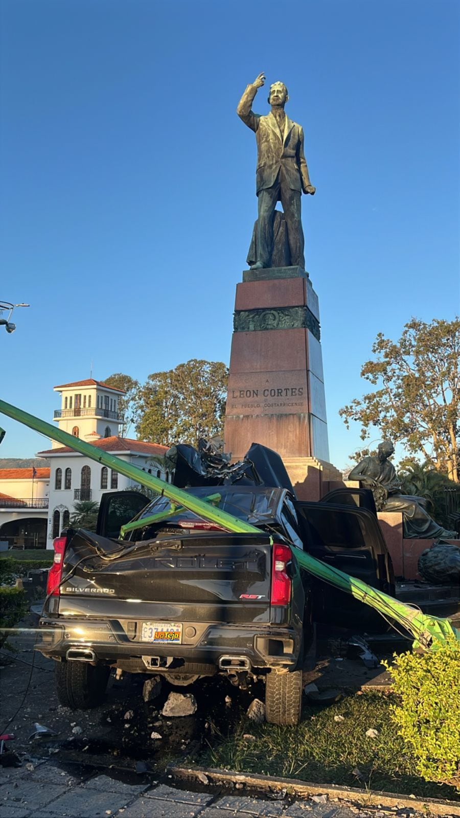 Conductor de un pick up se estrella contra la estatua de León Cortés Castro en la Sabana, la madrugada del miércoles 4 de marzo del 2026. Foto: La Teja