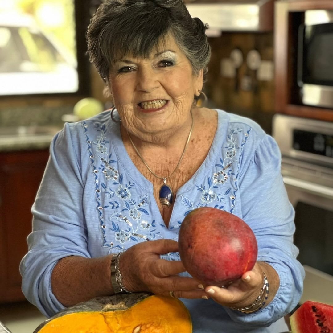 Nunca en la vida doña Yetty Chaverrí, una herediana de pura cepa, se imaginó que a sus 83 años, siendo mamá, abuela y bisabuela, publicaría un libro de recetas costarricenses que se convertiría en todo un éxito de ventas