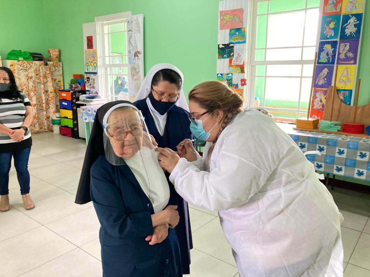 Yendry Aguilar Estrada, de 29 años, Miriam Álvarez Marín de 46 años y Marjorie Camacho Alvarado de 40 años. Las tres son asistentes técnicas de atención primaria en salud (ATAPS) del área de salud Cartago, son el trío dinámico que vacuna