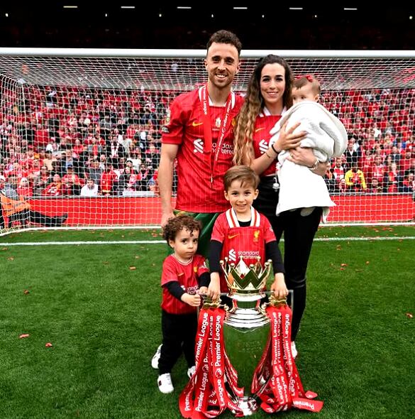 Diogo Jota junto a su esposa Rute Cardoso y sus tres hijos.