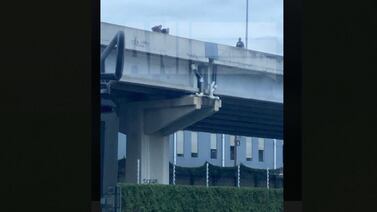 Supuesto asaltante se lanzó de 12 metros de altura al ser perseguido por la Fuerza Pública