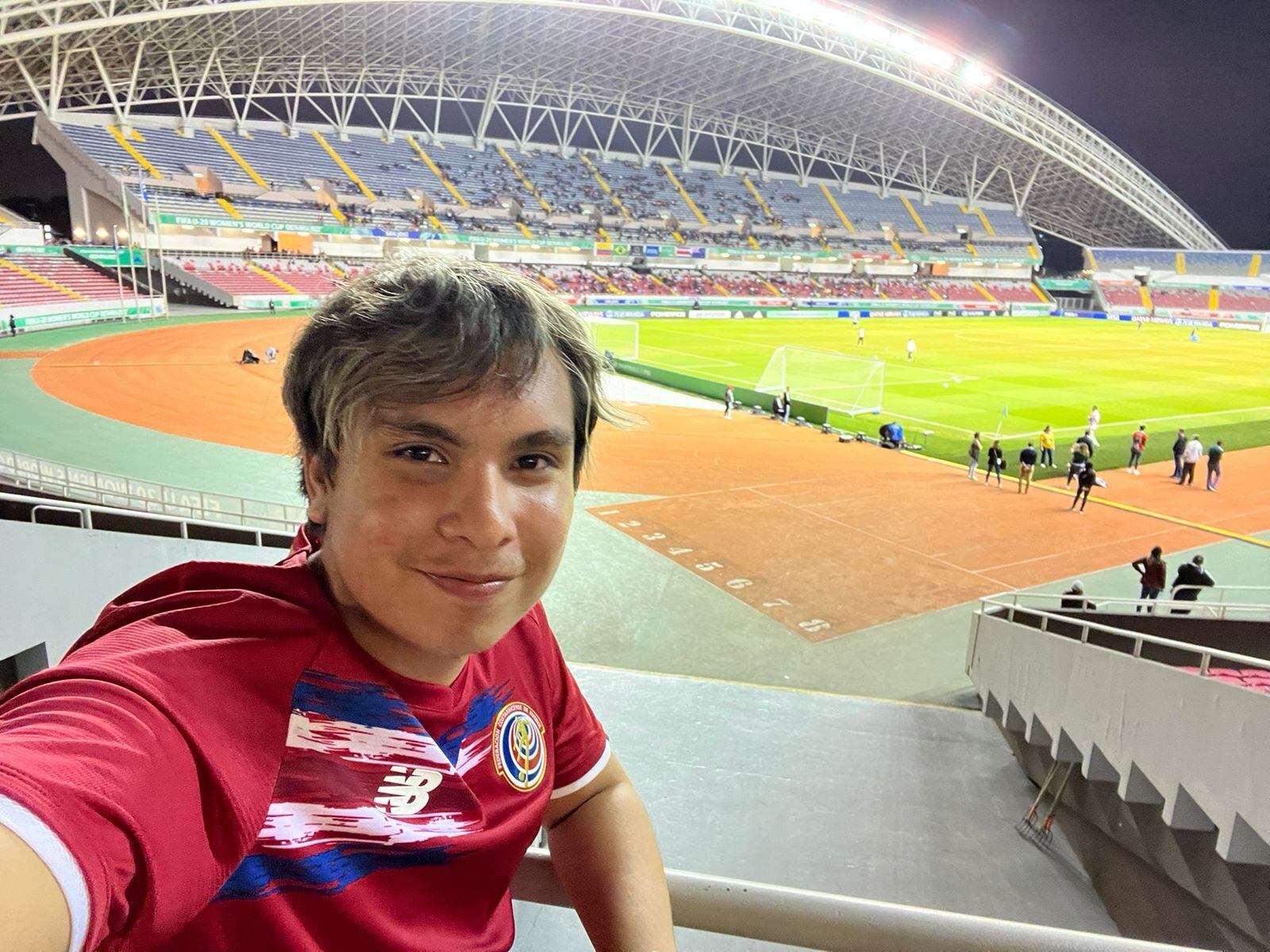 Jimmy González Montealegre tiene 21 años y es de Santa Bárbara de Santa Cruz, Guanacaste.  El 22 de diciembre del 2021 logró un Récord Guinness al jugar durante 25 horas, 7 minutos y 54 segundos el videojuego Rocket League