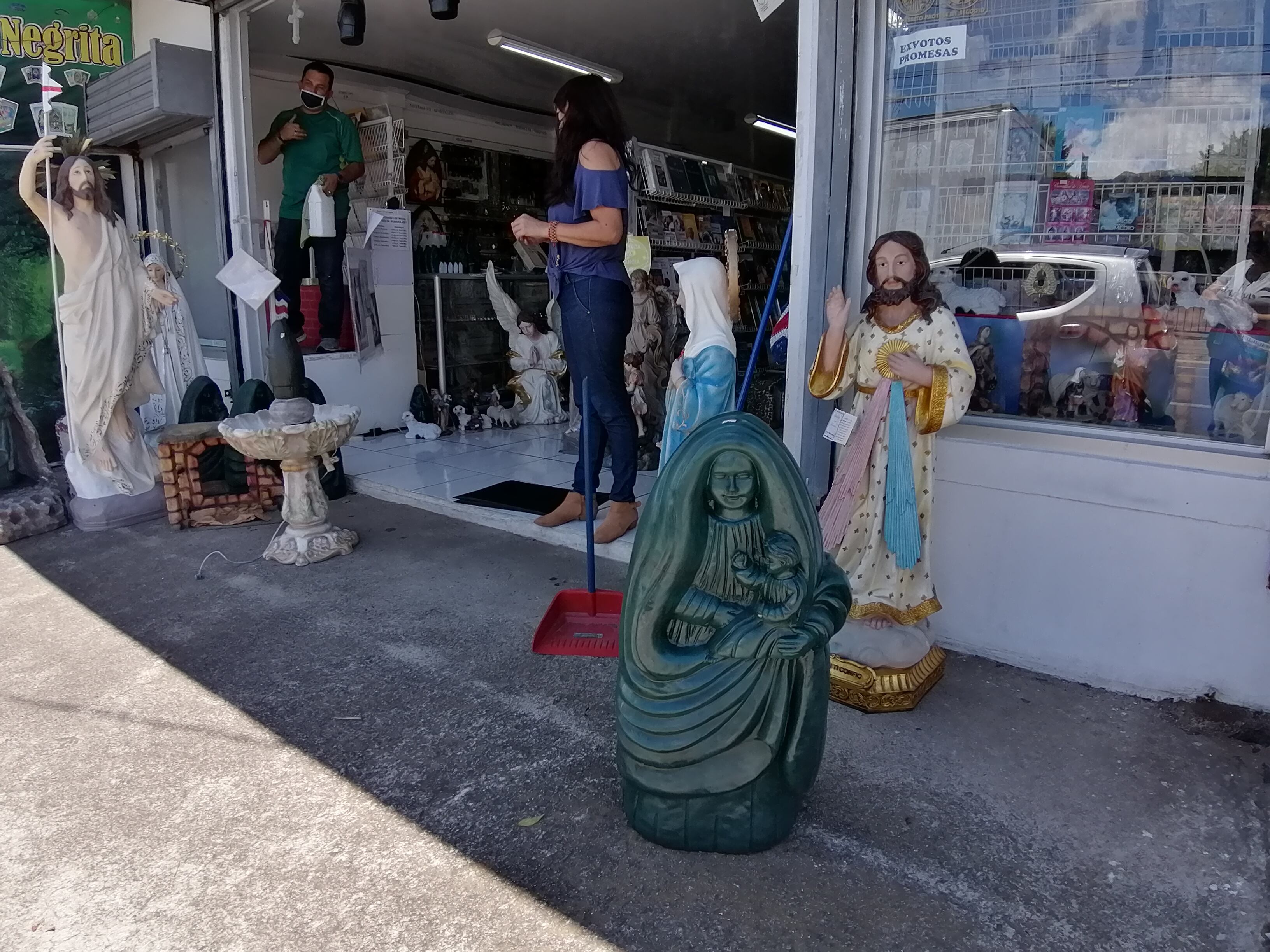 Tornado causó múltiples daños en negocios ubicados en los alrededores de la basílica de Los Ángeles. Foto Keyna Calderón.
