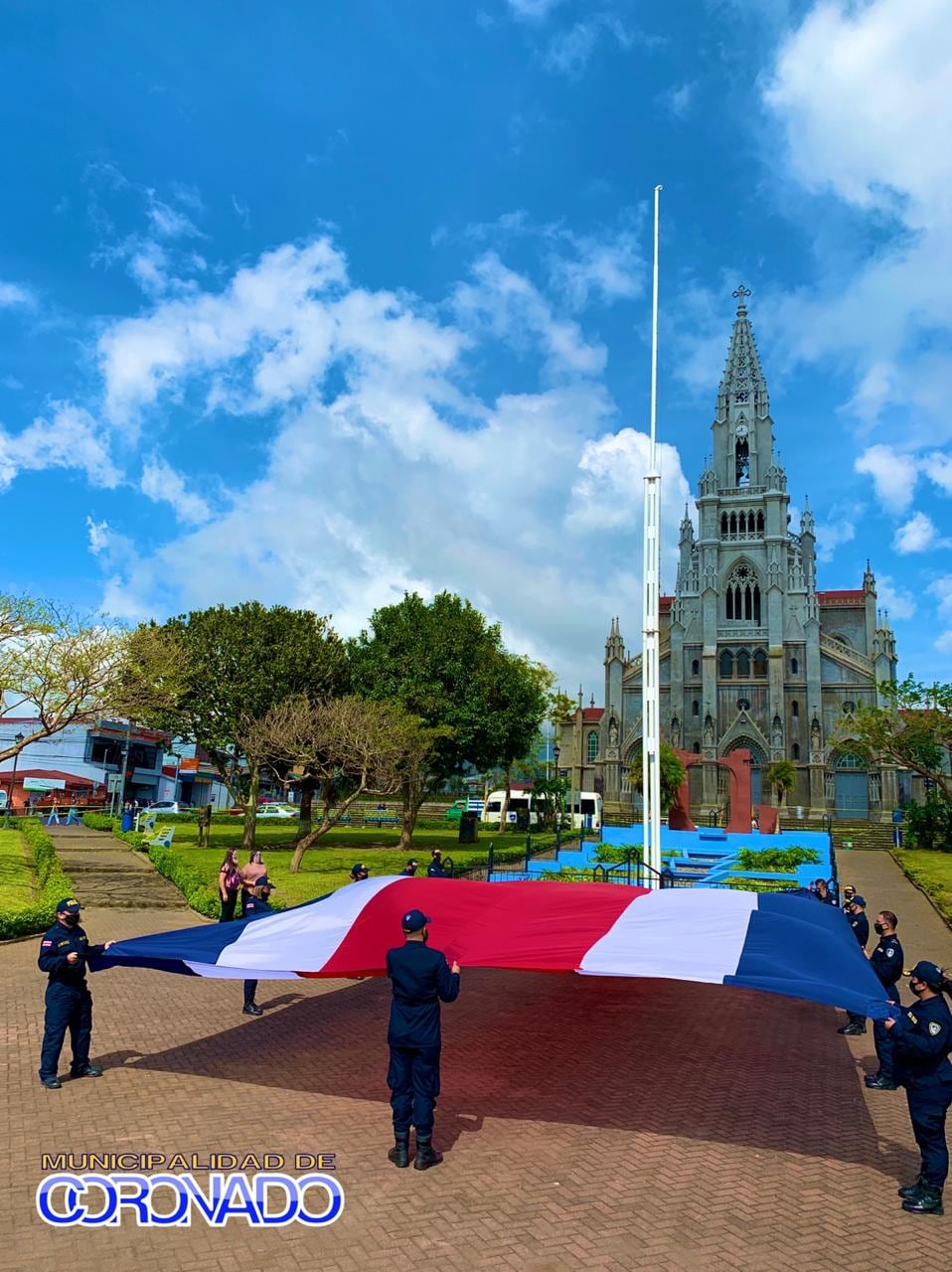 La bandera más grande de Costa Rica se izó el pasado 1 de setiembre en Coronado a encargo del alcalde del cantón que cada año durante el mes de la patria emperifolla con blanco, azul y rojo diferentes zonas. Fue hecha por Banderas del Mundo.