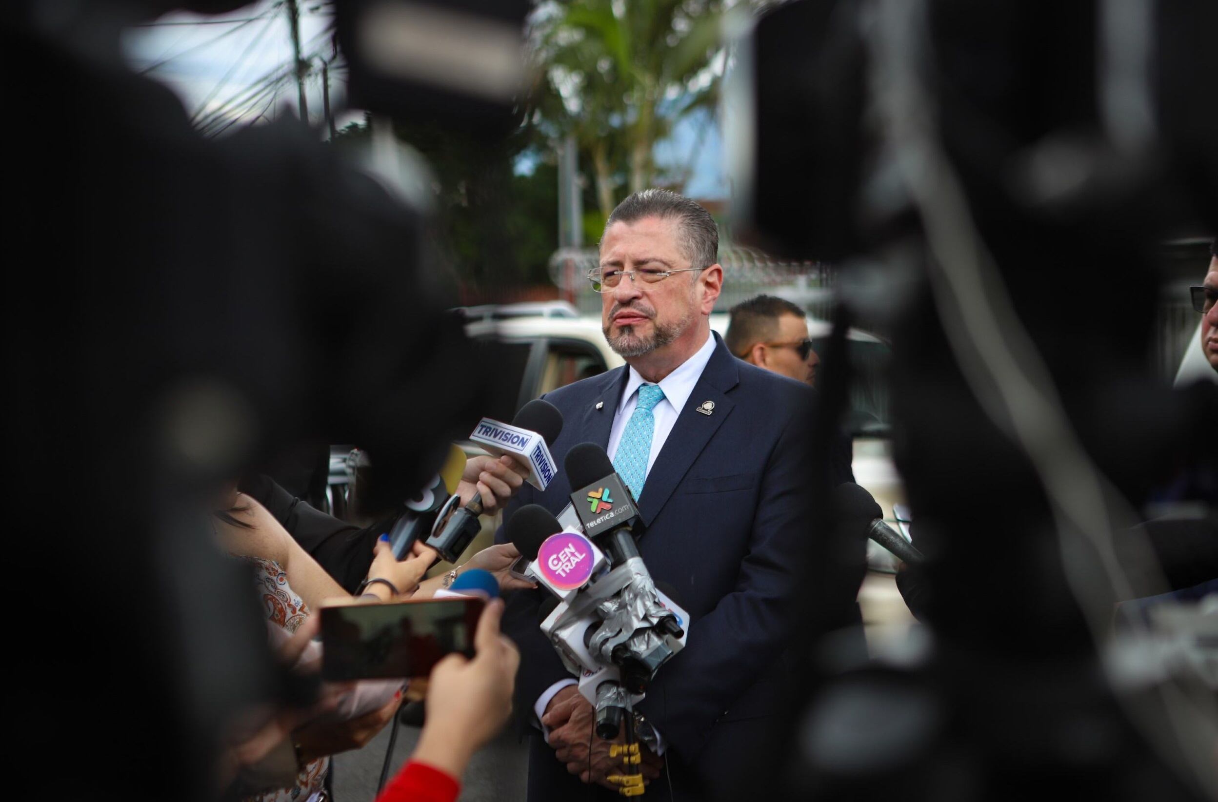 El presidente de la República, Rodrigo Chaves, acudió el viernes 19 de julio a la Fiscalía General a declarar por la denuncia que interpuso en contra de la exministra de Comunicación, Patricia Navarro. Al final atendió a los medios de comunicación. Foto: Cortesía de Casa Presidencial