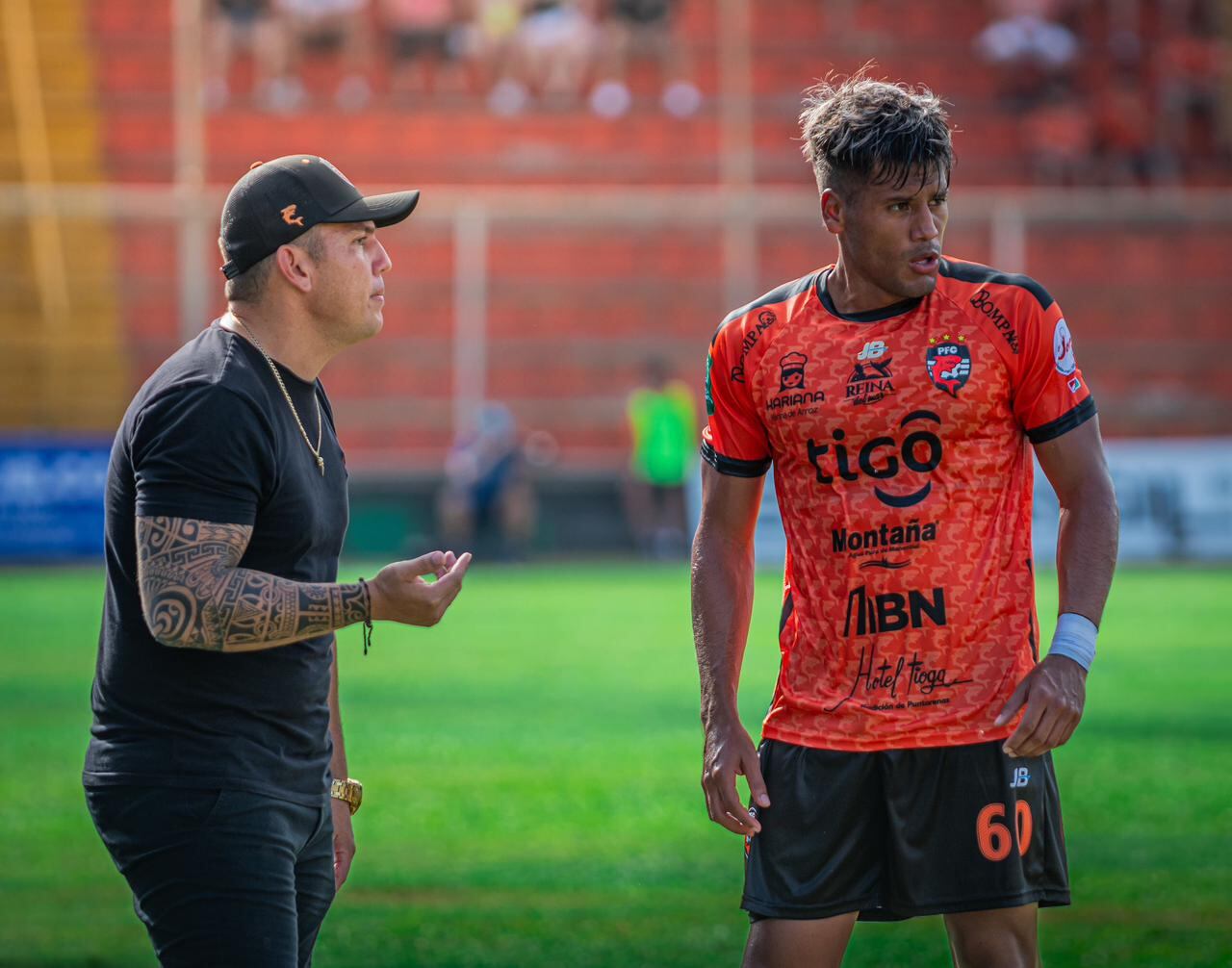 César Alpízar, técnico de Puntarenas, con José Eduardo Leiva