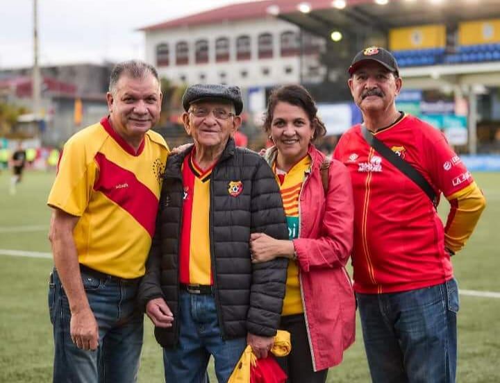 Don Marino Cantillano era todo un ícono en Santo Domingo  y un ferviente aficionado al Herediano. Foto: Cortesía.