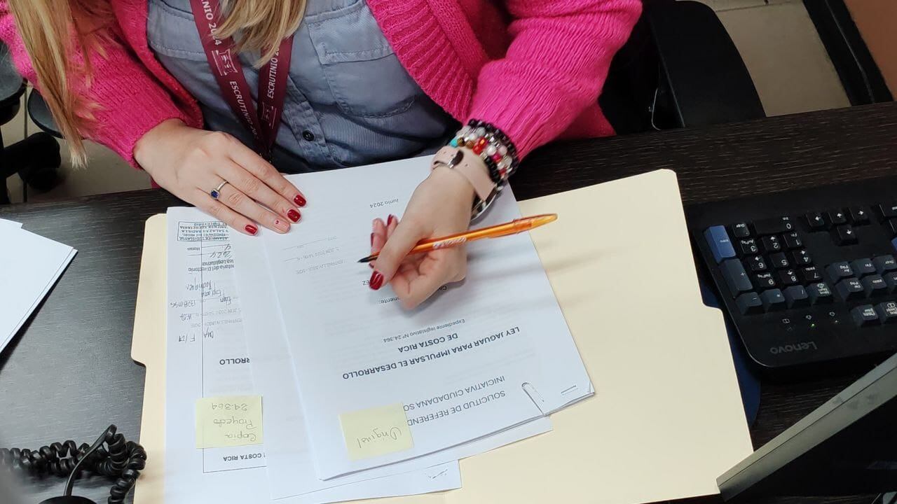 Édgar Espinoza, esposo de Pilar Cisneros, fue quien presentó el documento en el TSE