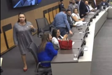 Vanessa Castro se levanta para increpar al embajador en México, Pablo Heriberto Abarca (fuera de foco). Foto: Captura de pantalla