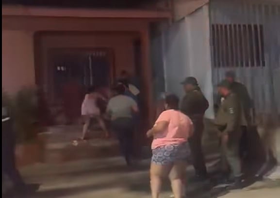 El hombre quedó tendido en la entrada de una vivienda. Foto Facebook.