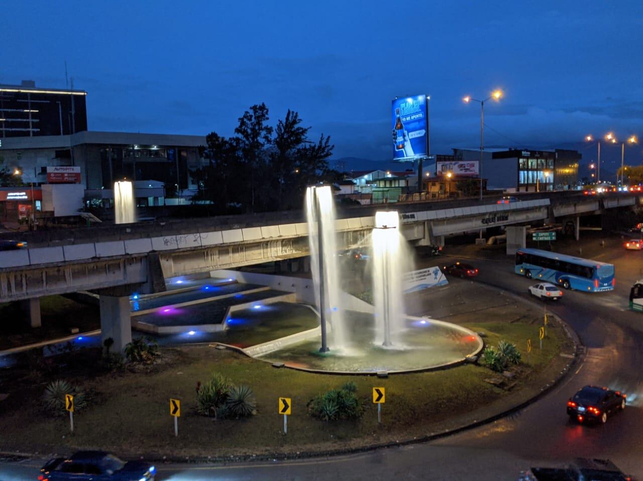 La Fuente de la Hispanidad en San Pedro de Montes de Oca, centro de celebraciones y protestas, volvió a mostrar agua en sus columnas “lloronas” y su juego de luces este lunes 22 de marzo, Día Mundial del Agua, tras casi un año de estar inactiva.