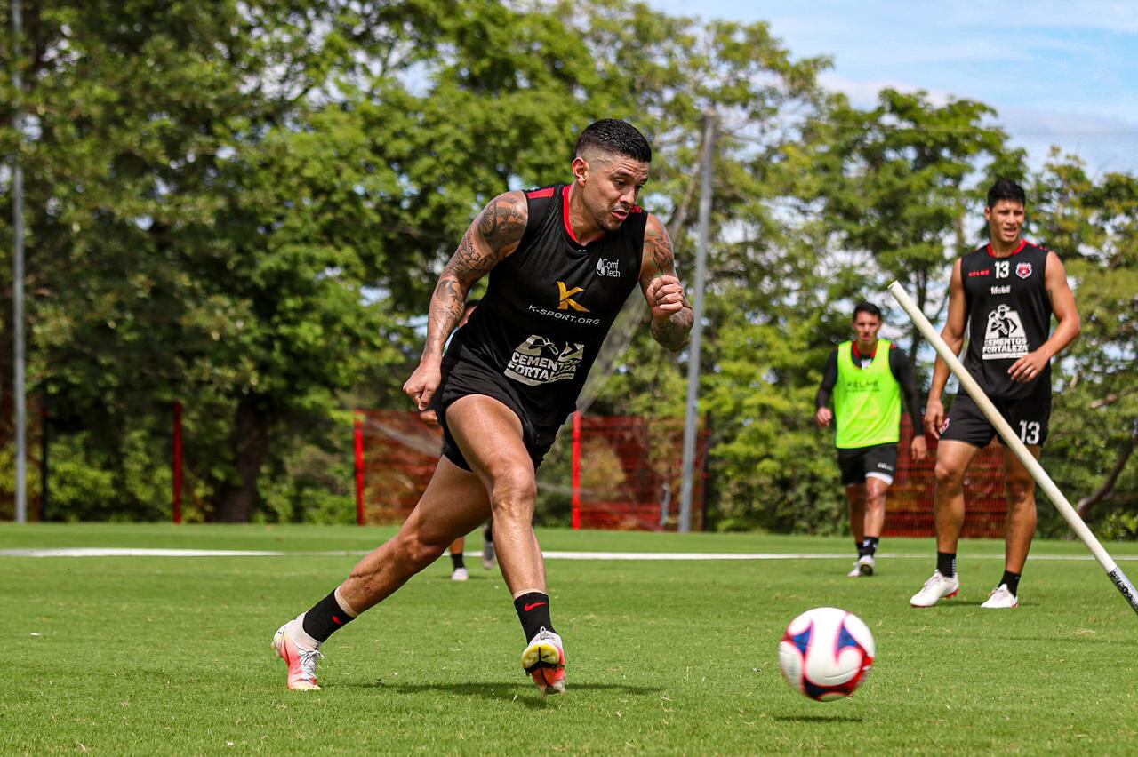 Alajuelense estrena cancha nueva en su 102 aniversario