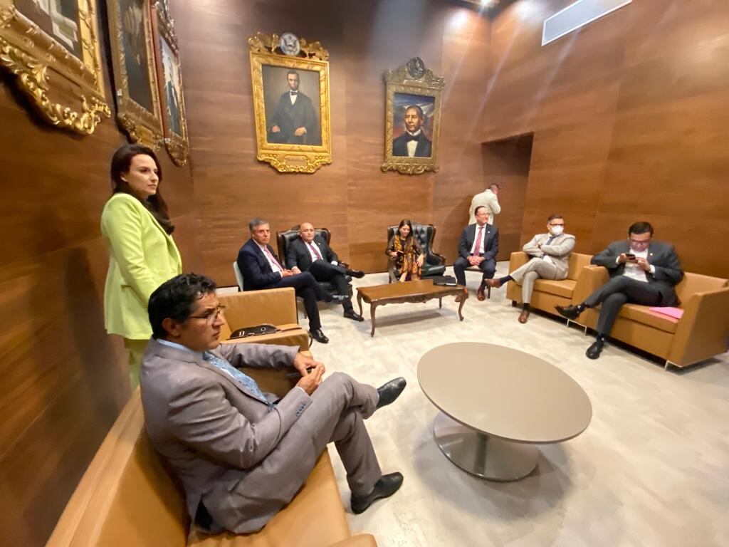 De izquierda a derecha. El ministro de Hacienda, Nogui Acosta; la ministra de la Presidencia, Natalia Díaz; el jefe de fracción del PLN, Óscar Izquierdo; el jefe de fracción del PUSC, Alejandro Pacheco; la diputada socialcristiana, Melina Ajoy, el diputado verdiblanco, Francisco Nicolás; el jefe de fracción del PLP, Eli Feinzag y su compañero de fracción, Jorge Dengo, y el diputado del FA, Antonio Ortega. Foto: Lucía Astorga
