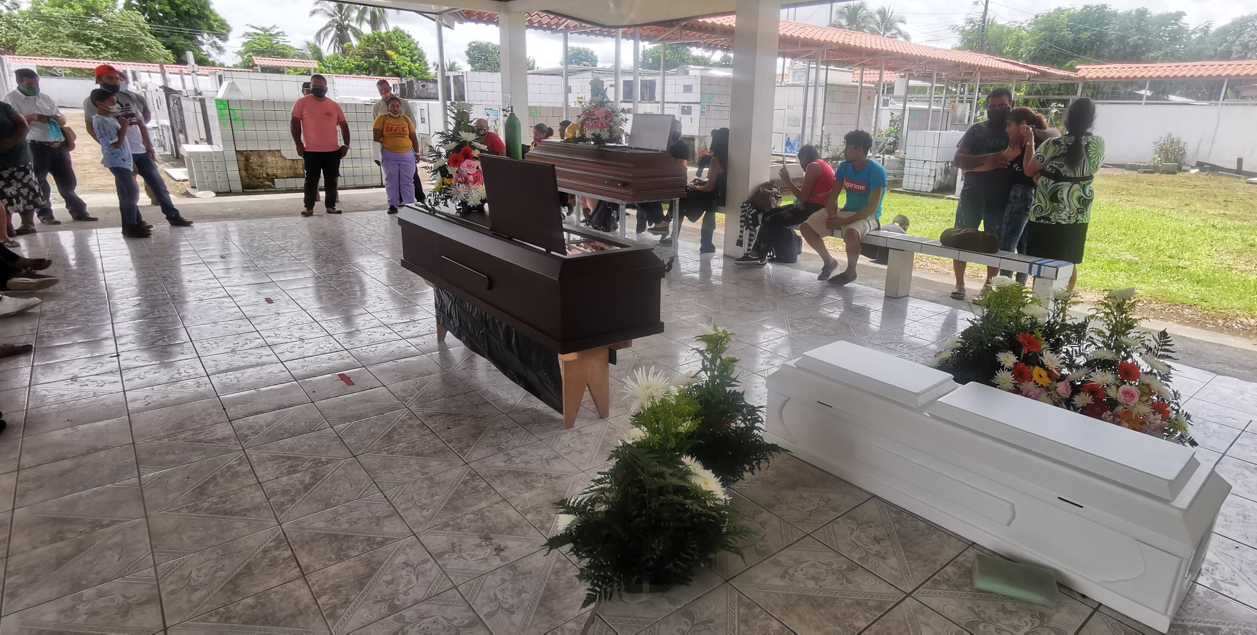 Funeral de la familia que falleció en accidente de tránsito en el cual cinco viajaban en una sola motocicleta en Guápiles. Foto Reyner Montero.