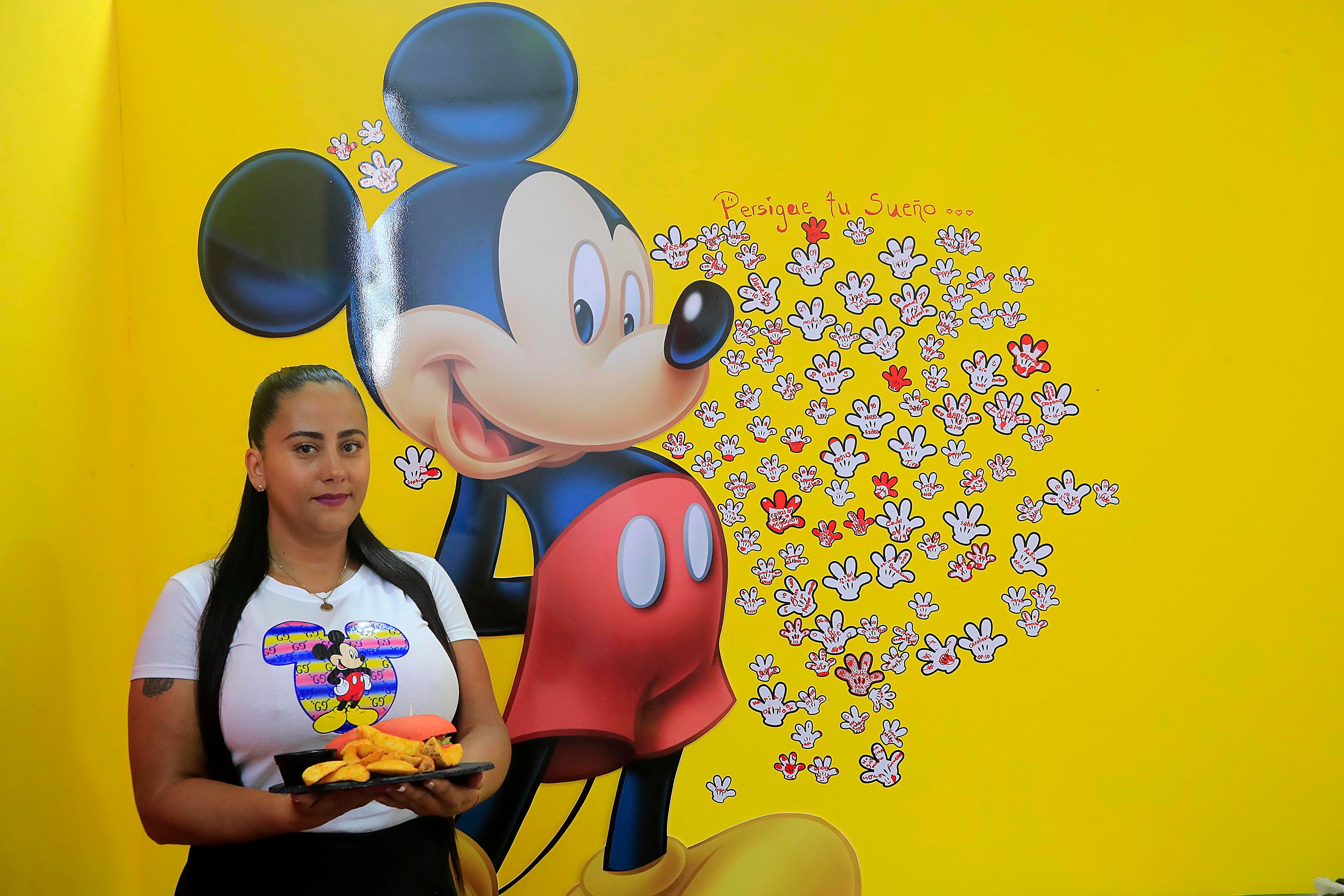 11/10/2023       Cartago. Frente a la esquina noreste de la Basílica de los Angeles abrió sus puertas, hace pocos días, una cafetería muy especial. Se trata de Mickey’s House Cafetería, inspirada en la icónica figura de Disney, donde no solo el ambiente sino la comida y buena atención, lo esperan todos los días hasta las 8:00 p.m.