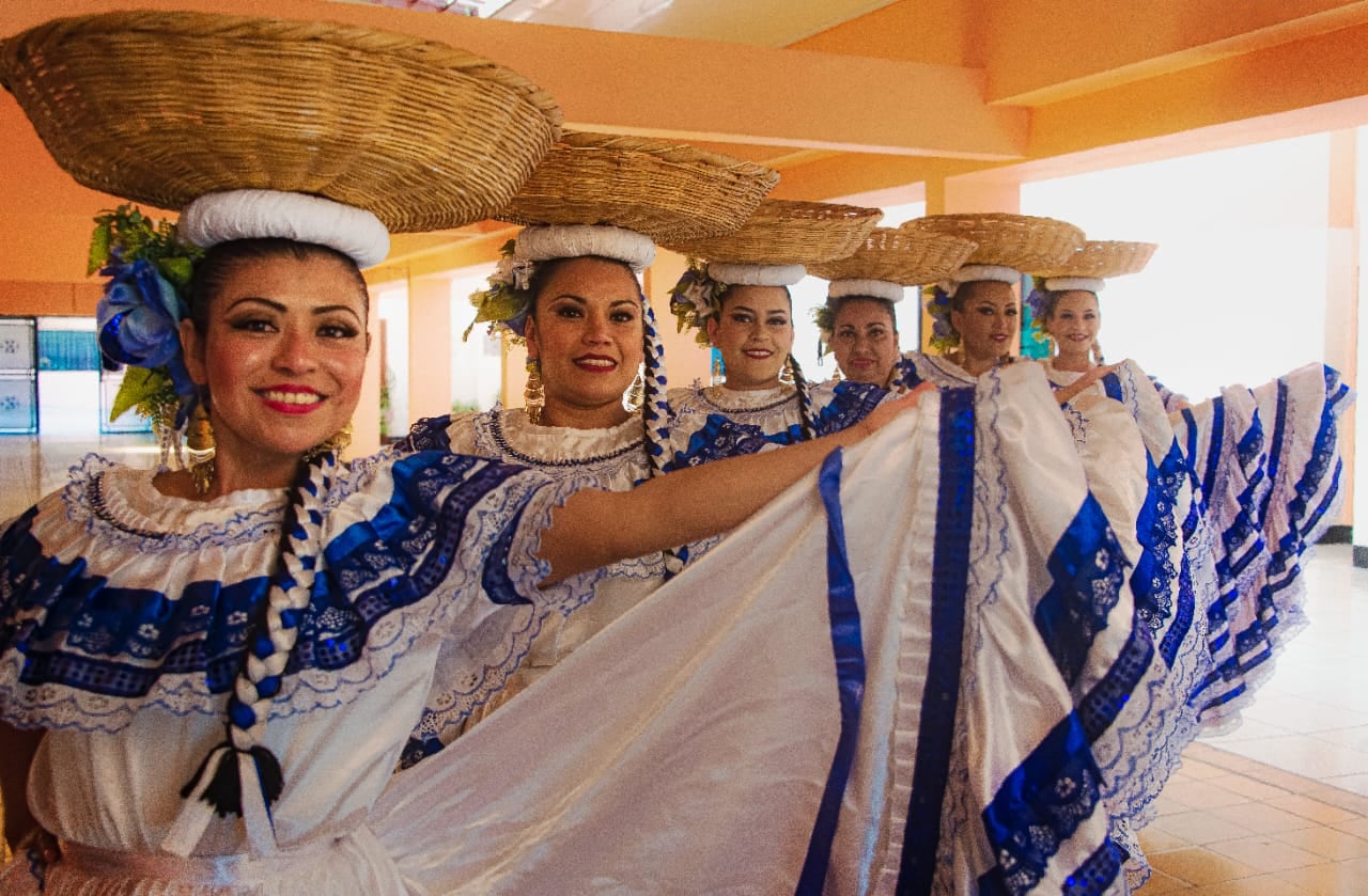 El Ballet Folclórico celebra 25 años de llevar las raíces de Nicaragua a Costa Rica, de la mano de Eduardo Flores, un granadino que convirtió su amor por la cultura en un puente entre dos pueblos.
